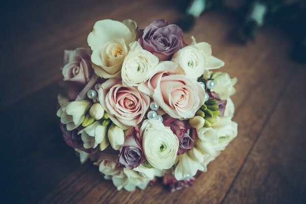 Delicato bouquet da sposa di rose