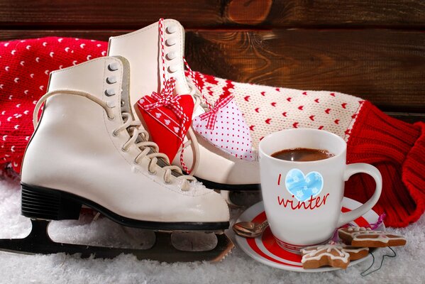 Confort. Patines y una taza de chocolate caliente