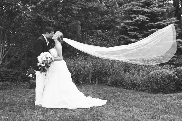 Photo en noir et blanc de la mariée et le marié
