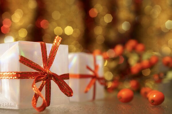 Los regalos ya están esperando a los niños debajo del árbol