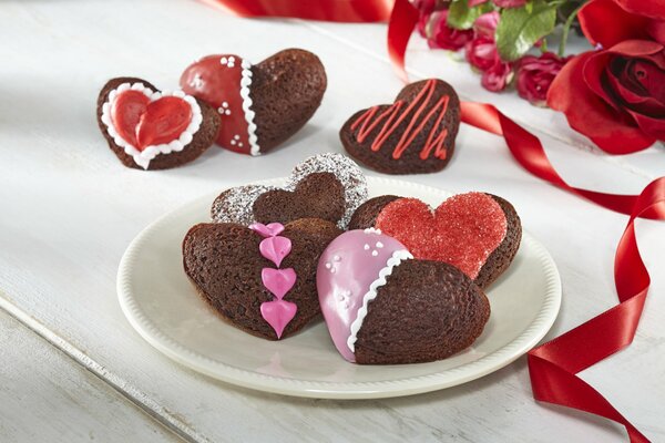 Galletas en forma de corazón con glaseado de color