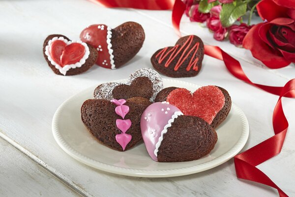 Biscuits en forme de coeur avec glaçage coloré