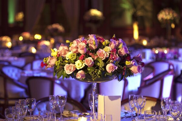 Fiesta en un Restaurante con un ramo de rosas