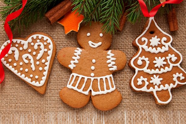 Año nuevo Ginger Gingerbread: corazón, hombre y árbol de Navidad