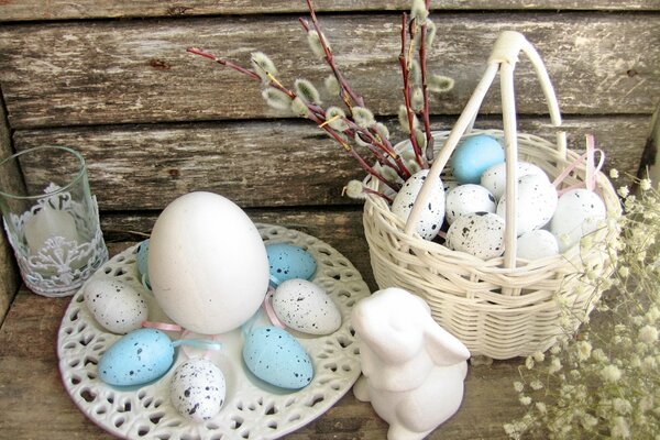 Naturaleza muerta de Pascua con flores, conejo y huevos