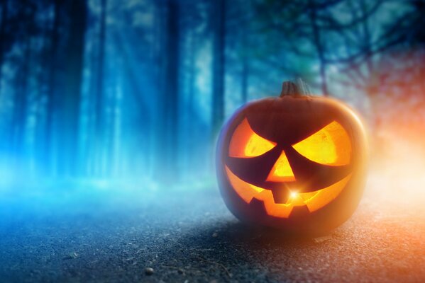 Calabaza con cara siniestra en el bosque