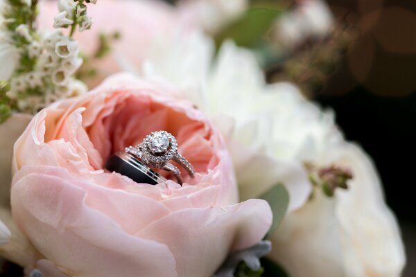 Rosenknospenring mit Steinen