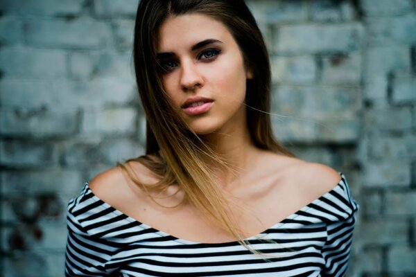 Ritratto di una ragazza in uniforme Marina