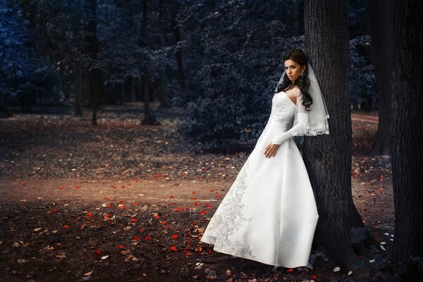 Mariée dans le parc près de l arbre