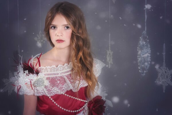Fille en costume de mascarade sur fond de flocons de neige