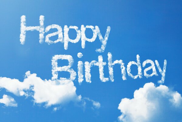 Saludos de cumpleaños en el fondo del cielo azul