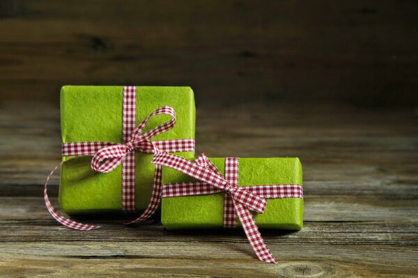 Cadeaux de Noël dans l emballage vert