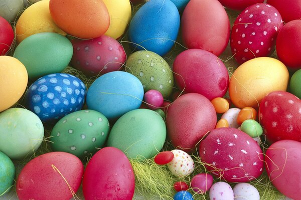 Huevos de Pascua decorados cerca