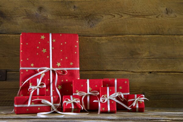 Weihnachtsgeschenke in roter Verpackung