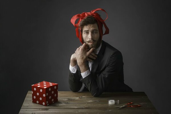 Homme au lieu d un cadeau avec un arc
