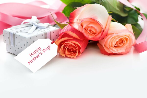 Розовые праздничные розы на столе