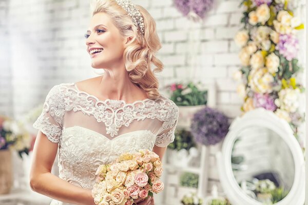 La alegría de la novia en un vestido blanco como la nieve