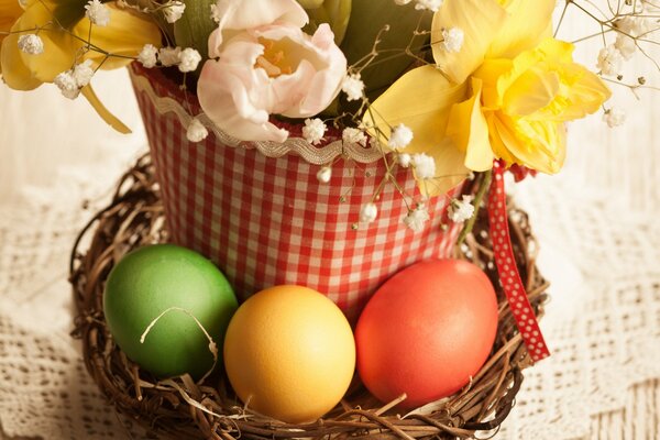 Huevos de Pascua en una cesta de flores