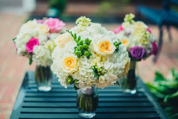 Bouquet da sposa alla moda in vasi