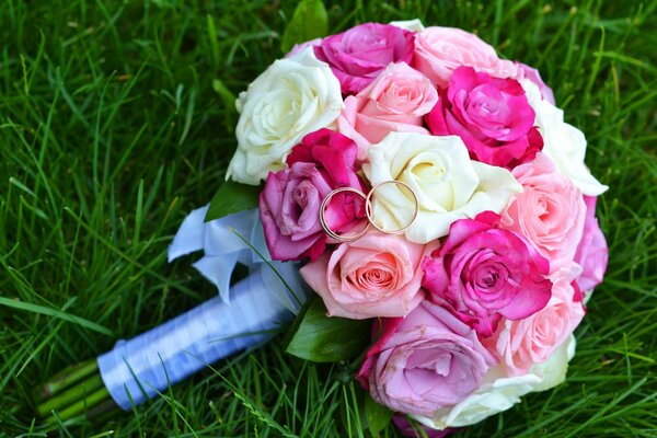 Bouquet da sposa di rose sdraiato sull erba