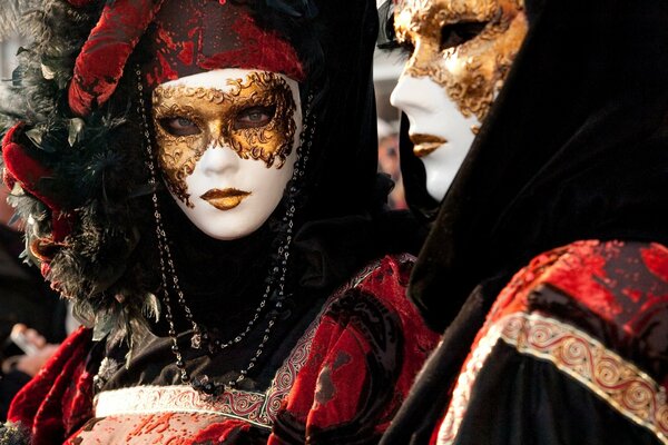 Dos hombres con máscaras y trajes