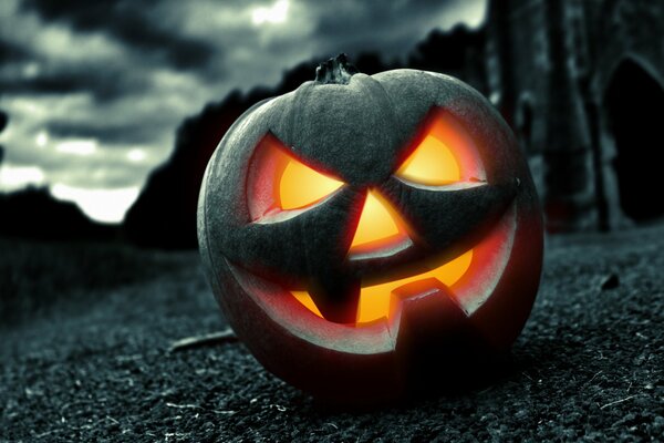 Düsteres Foto des beleuchteten Kürbises für Halloween