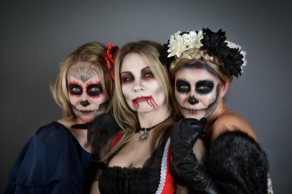 Tres chicas con maquillaje para Halloween