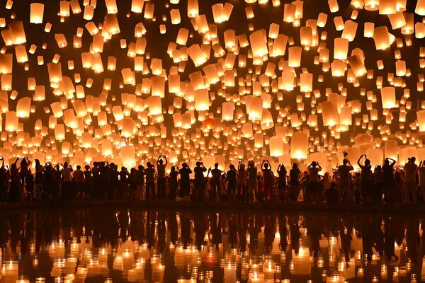 Lanterne galleggianti nel cielo al festival cinese