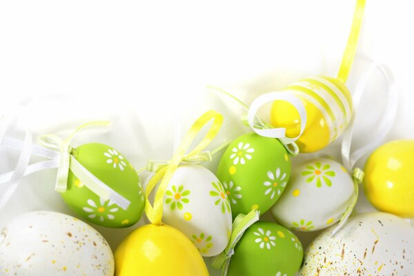 Uova colorate di Pasqua in verde, giallo e bianco