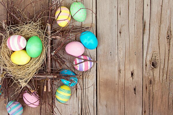 Nido con uova di Pasqua sul pavimento in legno