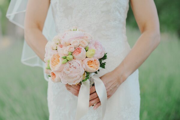 Bouquet de mariée dans des couleurs pastel