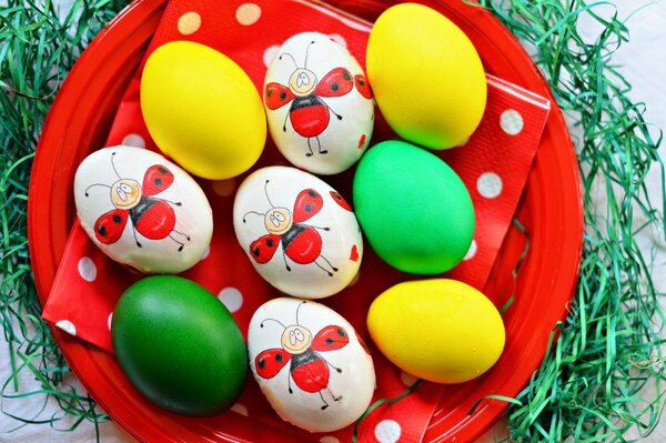 Creatività domestica per le vacanze, uova di Pasqua che giacciono su un piatto
