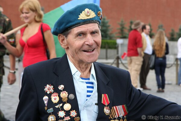 Vétéran de la grande guerre patriotique . Photo sur la place rouge le jour de la Victoire -9 mai