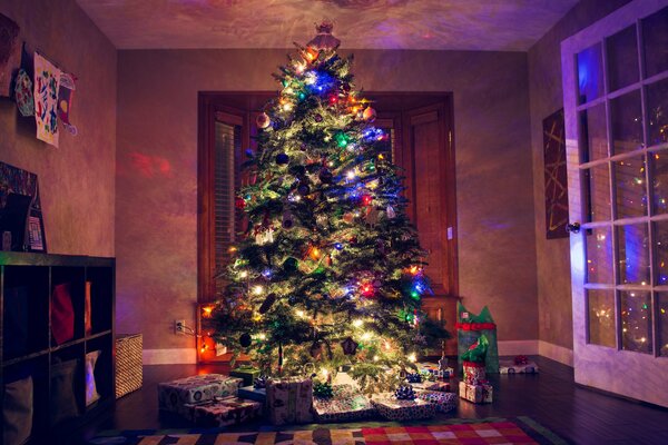 Weihnachtsbaum mit Weihnachtsbeleuchtung im Zimmer