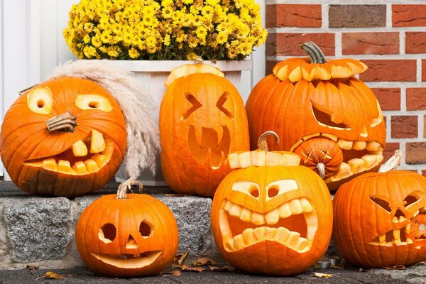 Calabazas divertidas para Halloween en la puerta de la casa