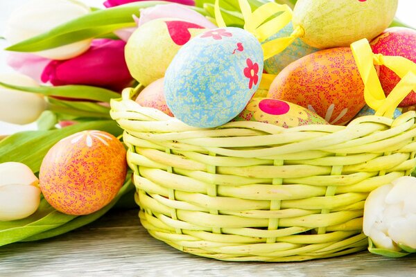 Uova luminose giacciono in un cesto per Pasqua