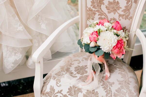 Bouquet da sposa chic sulla sedia