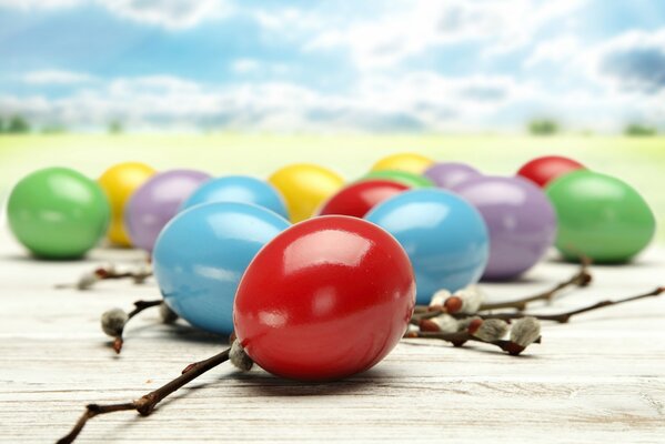 Huevos de Pascua multicolores para las vacaciones