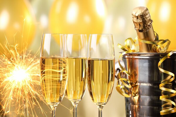 Umore di Capodanno nella luce dei fuochi d artificio