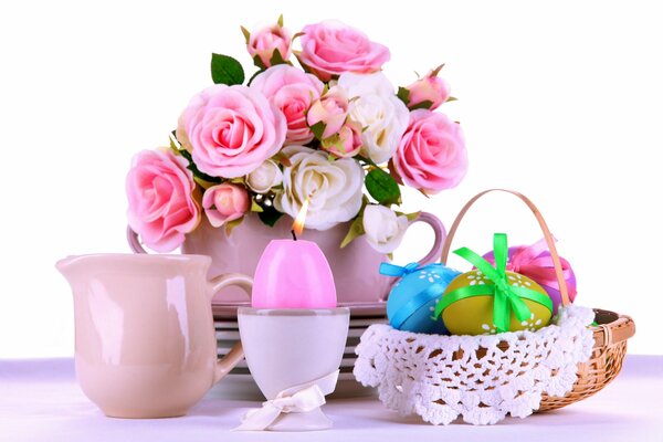 Natura morta di Pasqua rosa con fiori e candela
