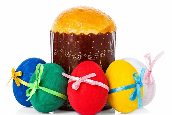 Bunte Eier und Osterkuchen