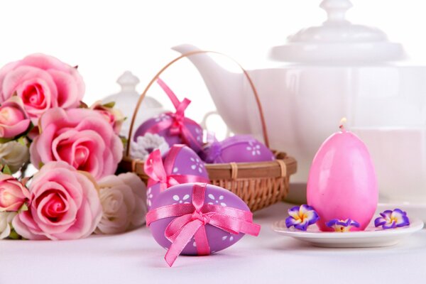 Nakrycie stołu wielkanocnego, barwione jęczmień, świeca, różowy bukiet róż