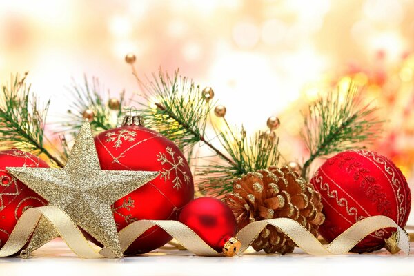 Boules de Noël, étoile, pomme de pin et branches de pin