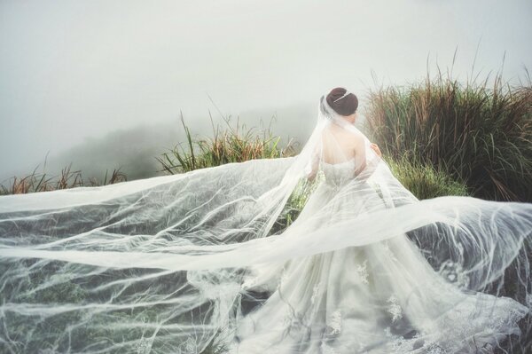Chica asiática en un elegante vestido de novia