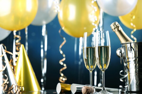 Neujahrs-Champagner mit goldenen Luftballons