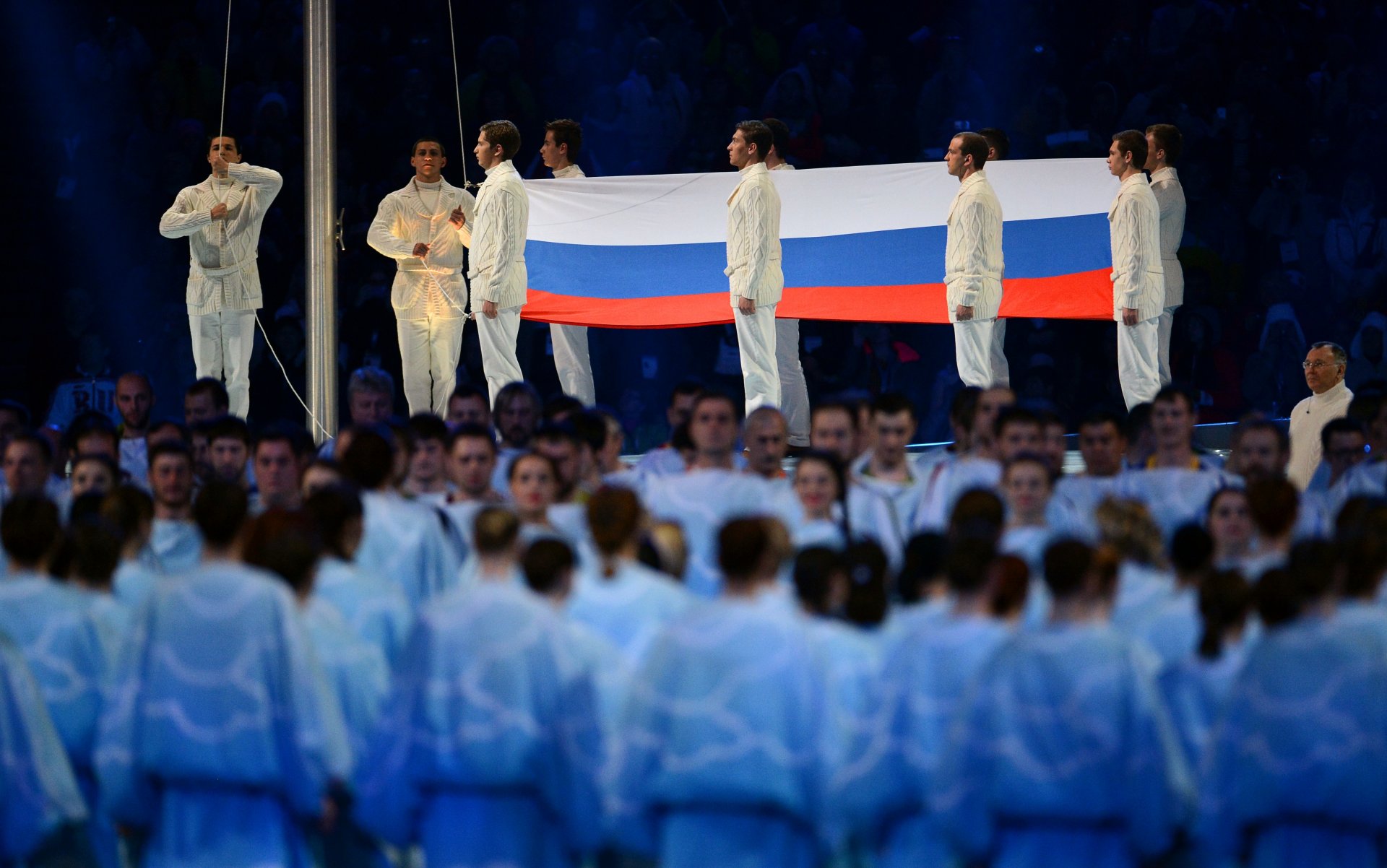 flaga sztandar trójkolorowy podnoszenie rosja ceremonia otwarcia igrzysk paraolimpijskich soczi 2014 soczi-2014 igrzyska paraolimpijskie ludzie sportowcy chór