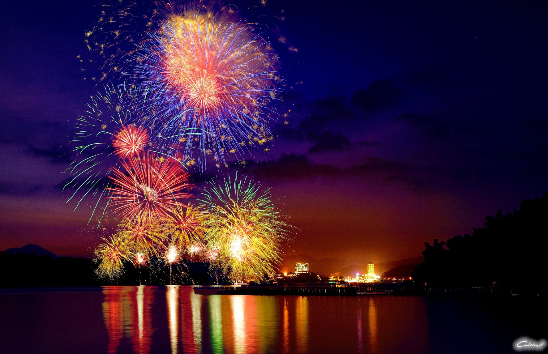 notte città lago fuochi d artificio luci saluto