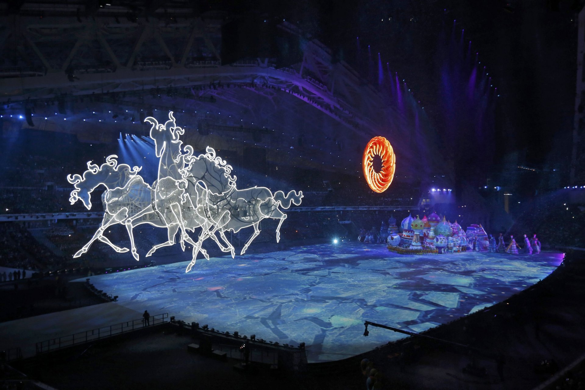 ceremonia de apertura de los xxii juegos olímpicos de invierno sochi-2014 juegos olímpicos de invierno sochi 2014 sochi-2014 ruso troika caballos caballos sol actuación paisaje espectáculo mecanismo hielo ciudad estadio f