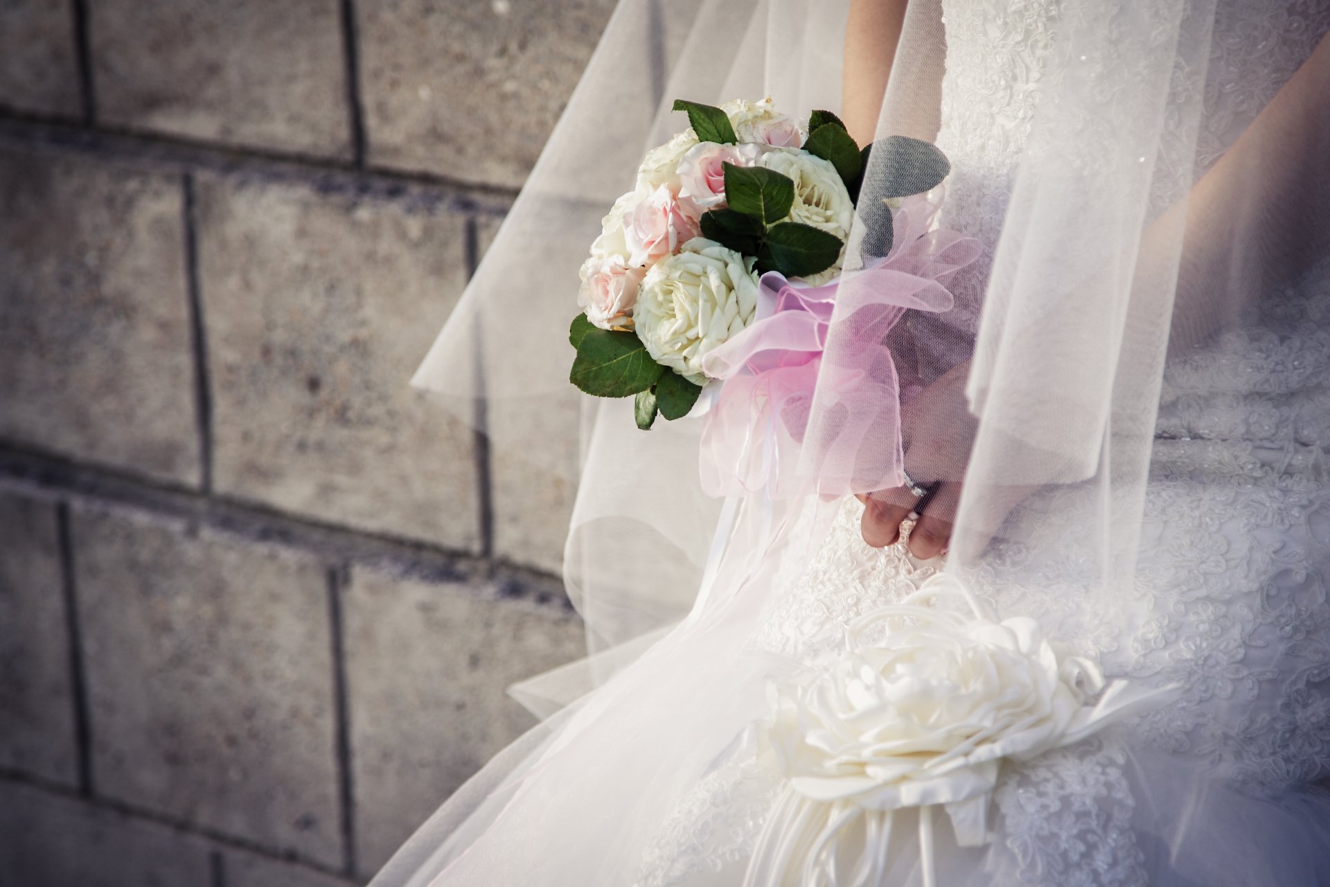 hochzeit blumenstrauß braut kleid