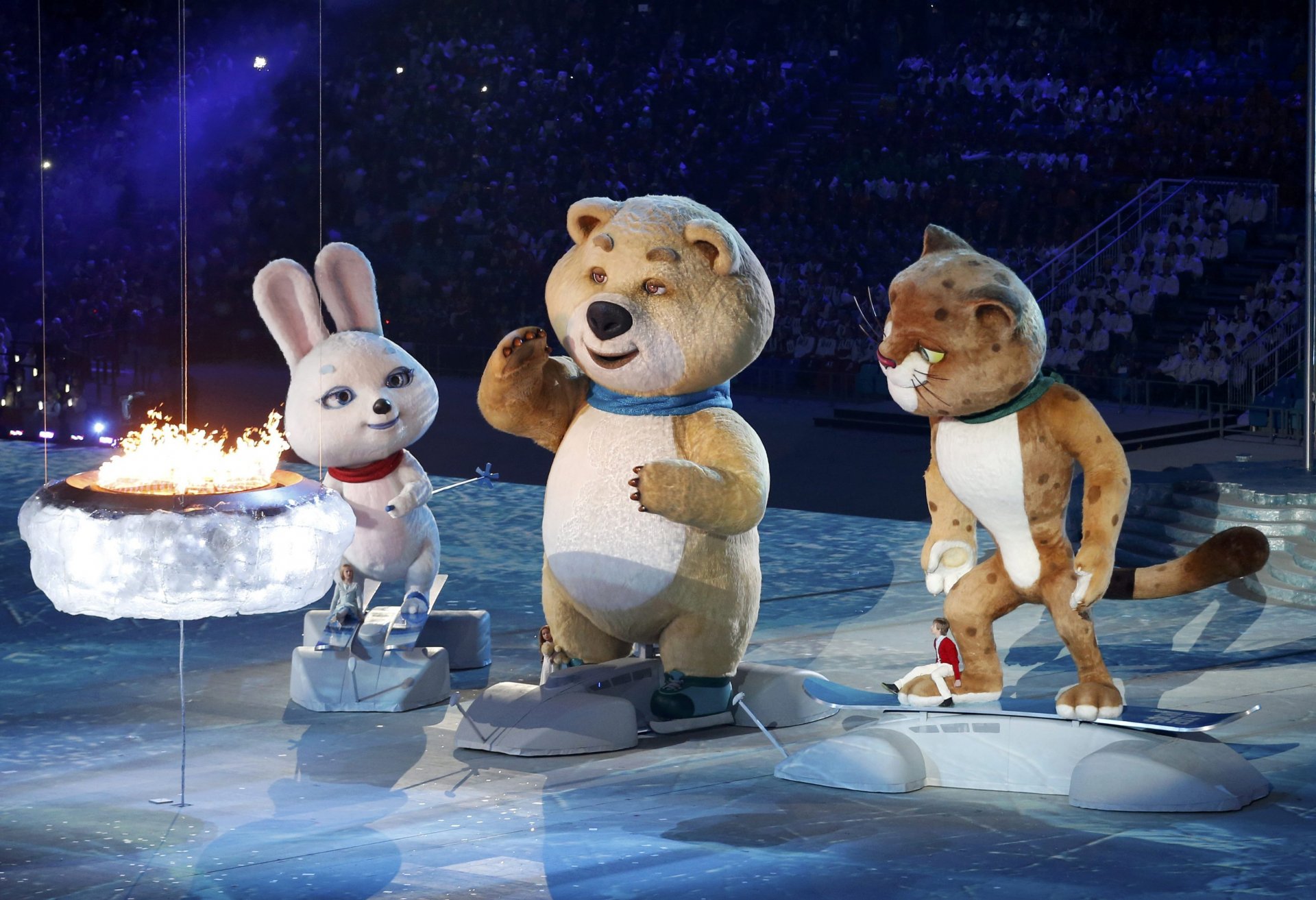 ceremonia zamknięcia xxll zimowych igrzysk olimpijskich soczi 2014 zając zając miś niedźwiedź lampart lampart maskotki olimpijskie ogień widzowie fisht smutek smutek soczi 2014 zimowe igrzyska olimpijskie xxii zimowe igrzyska olimpijskie soczi 2014 pokaz występ